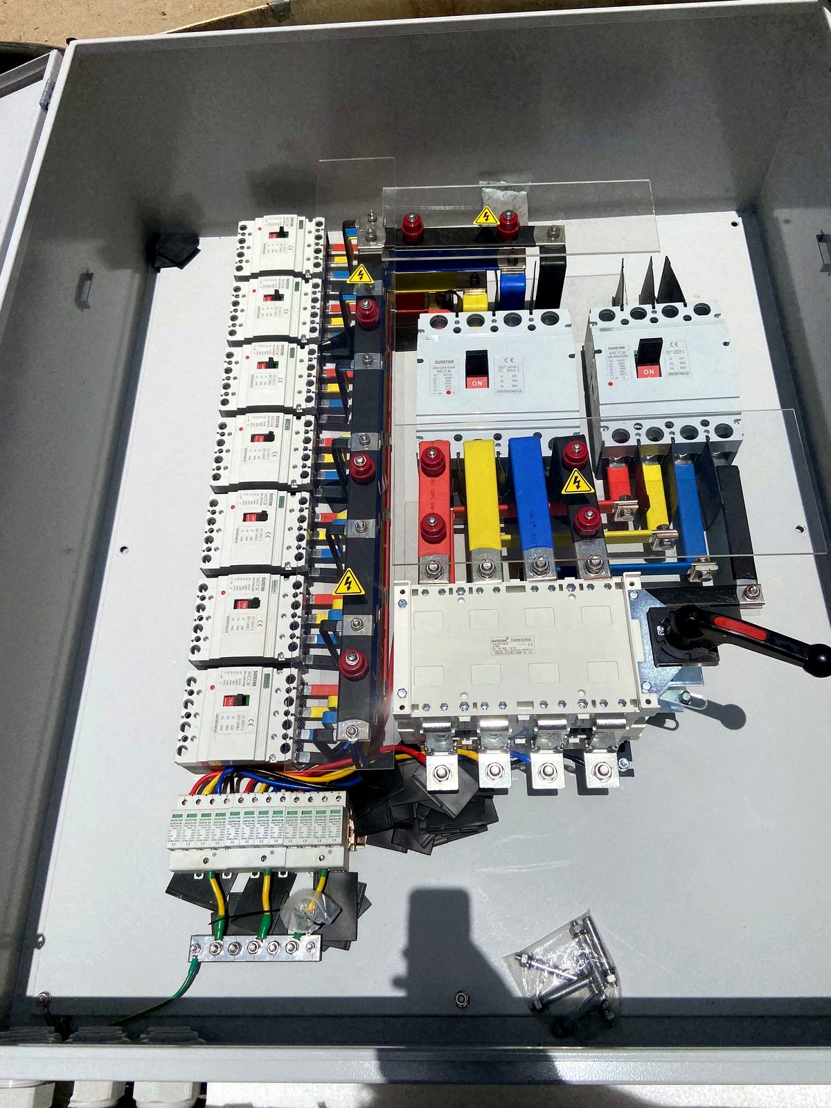 Electrical distribution board with breakers