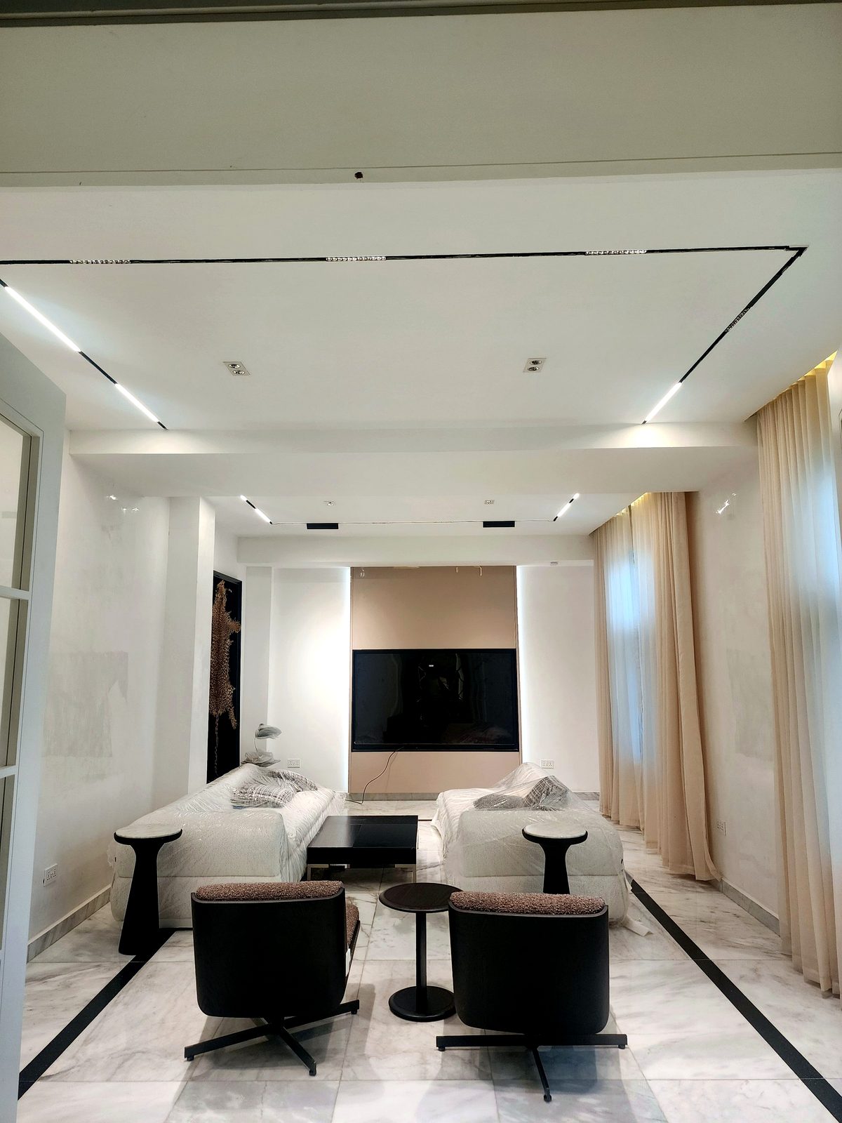 Interior lighting installation in a lounge